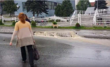 Bulevardin ‘Bill Clinton’ në Prishtinë e vërshon uji (Video)
