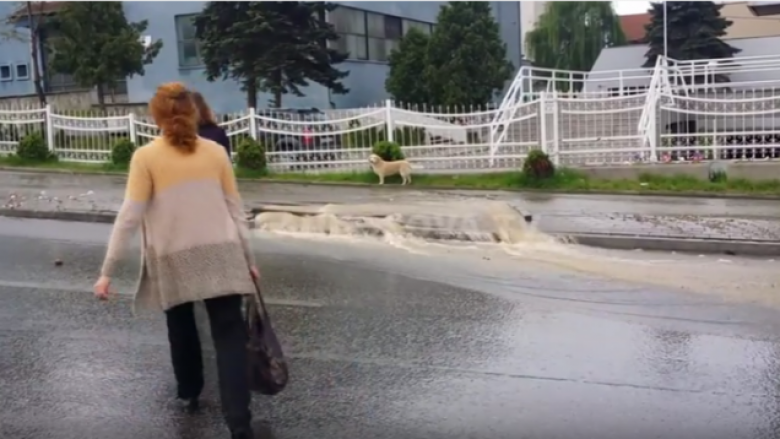 Bulevardin ‘Bill Clinton’ në Prishtinë e vërshon uji (Video)
