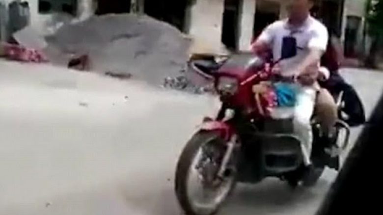 I verbri nget motoçikletën, ndërsa gruaja i jep instruksione (Video)