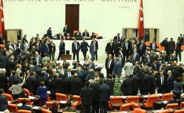 Parlamenti turk votoi për heqjen e imunitetit të 138 deputetëve prokurdë