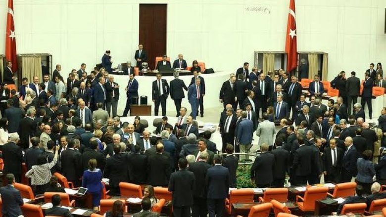 Parlamenti turk votoi për heqjen e imunitetit të 138 deputetëve prokurdë
