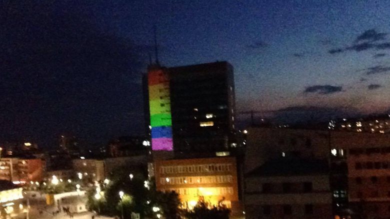 Ndërtesa e Qeverisë dekorohet me ngjyrat e flamurit të LGBT-së (Foto)