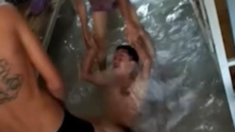 Studentët lëshojnë ujin për ta kthyer konviktin në ‘pishinë’ (Video)