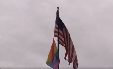 Delawie për nder të Ditës Ndërkombëtare të LGBT-së ngrit flamurin e tyre në ambasadë (Video)