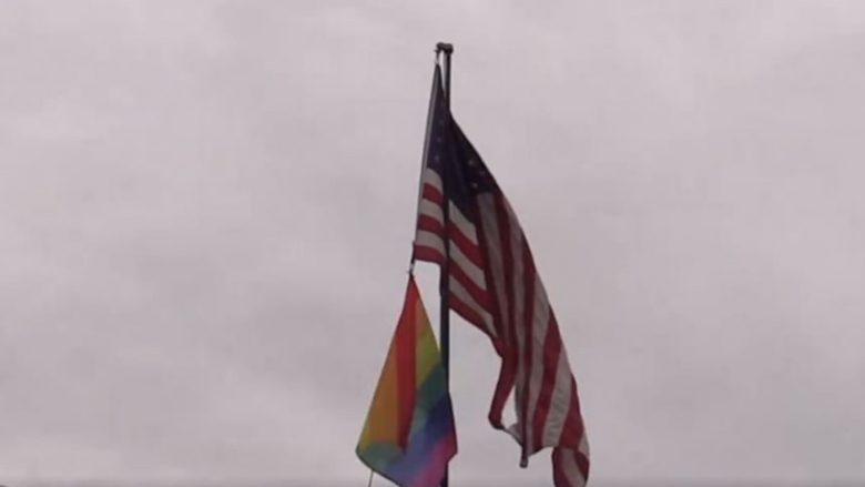 Delawie për nder të Ditës Ndërkombëtare të LGBT-së ngrit flamurin e tyre në ambasadë (Video)