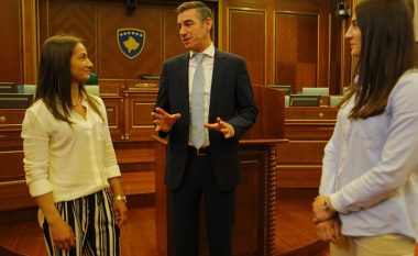 Veseli takon ‘heroinat’ e Kosovës