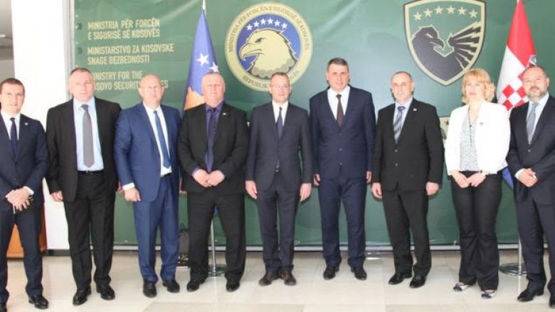 Ministrat kroatë takohen edhe me drejtues të FSK-së