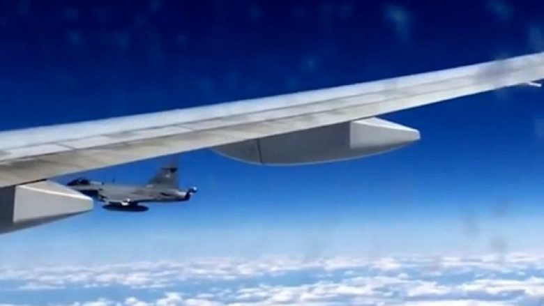 Moment drithërues: Pasagjerja vëren një aeroplan luftarak afër dritares (Video)