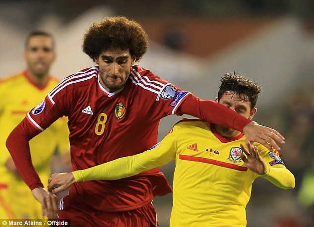 33BCBB5A00000578-3577673-Fellaini_escaped_without_punishment_following_this_elbow_on_Joe_-a-52_1462563423656