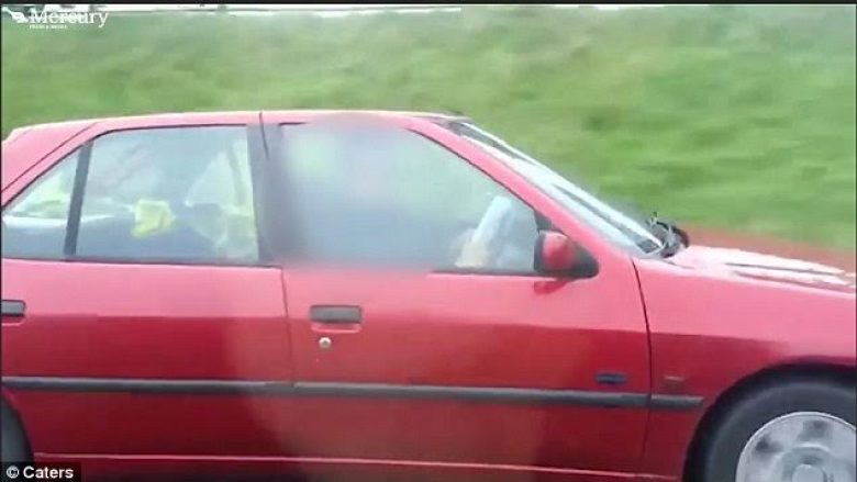 Shoferi lexonte derisa voziste veturën (Video)