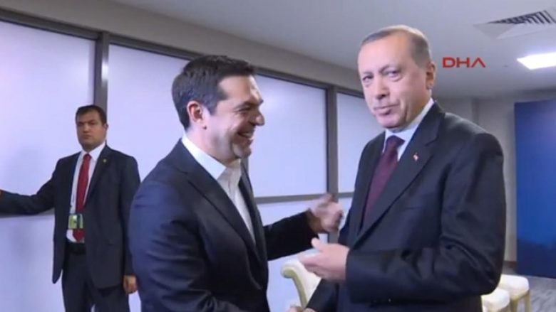 Erdogan, Tsiprasit: Ku e ke kravatën që ta kam dhuruar? (Video)