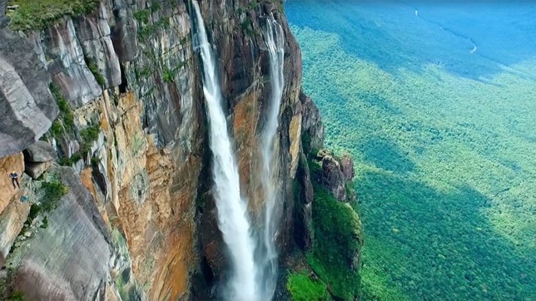 Pamjet mahnitëse të ujëvarës më të lartë në botë, të kapura nga droni (Video)