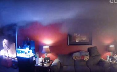 Rrëqethëse: Pronarët e shikojnë se si u digjet shtëpia, përmes webcam-it (Video)