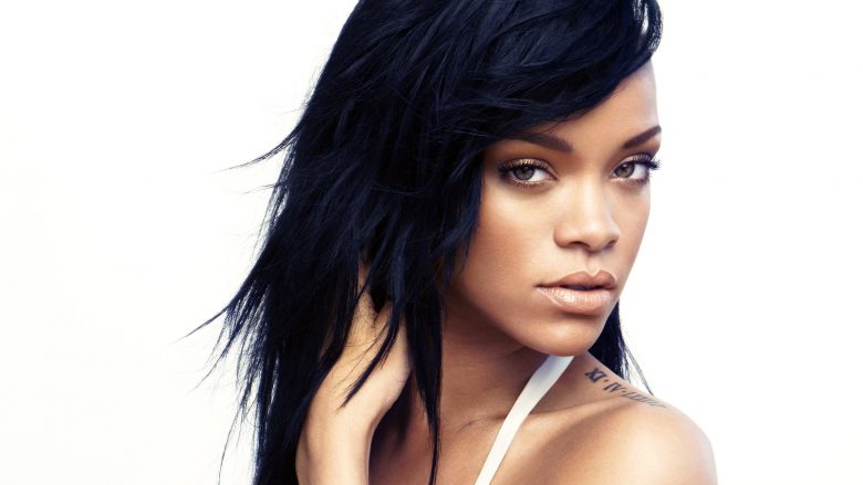 Rihanna lanson linjën e çorapeve (Foto)