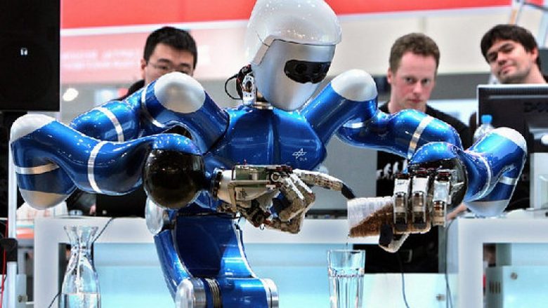 E pabesueshme: Foxconn zëvendëson 60 mijë punëtorë me robotë!