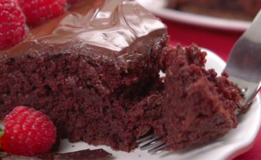 E shëndetshme, e njelmët – gati për 15 minuta: Tortë çokollate e mrekullueshme pa qumësht dhe pa vezë! (video)