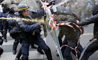 Policia gaz lotsjellës protestuesve në Paris