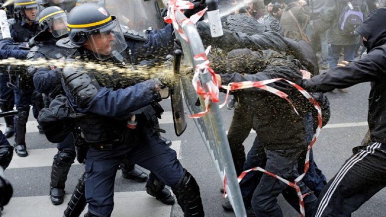 Policia gaz lotsjellës protestuesve në Paris