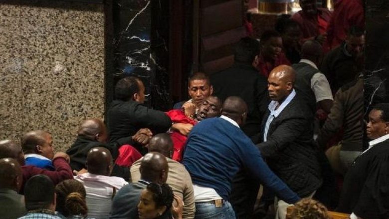 ​Deputetët pengojnë fjalimin e presidentit, përjashtohen nga parlamenti