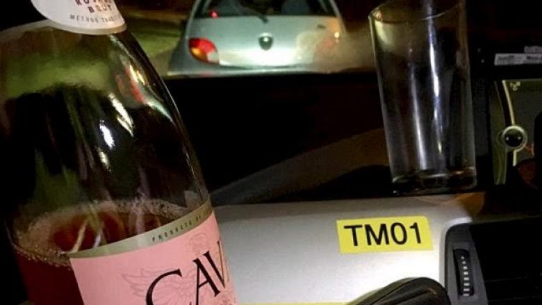Shoferja e dehur pinte verë teksa voziste veturën