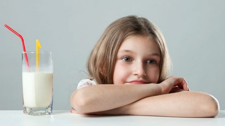 Fëmija im nuk pi qumësht. Si ta plotësojë kalciumin e humbur?