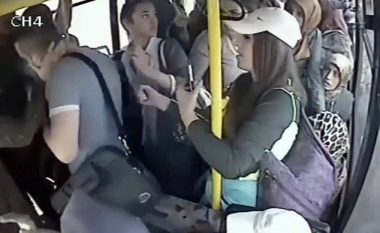 Ngacmon seksualisht gruan në autobus, por e pëson keq (Foto/Video)