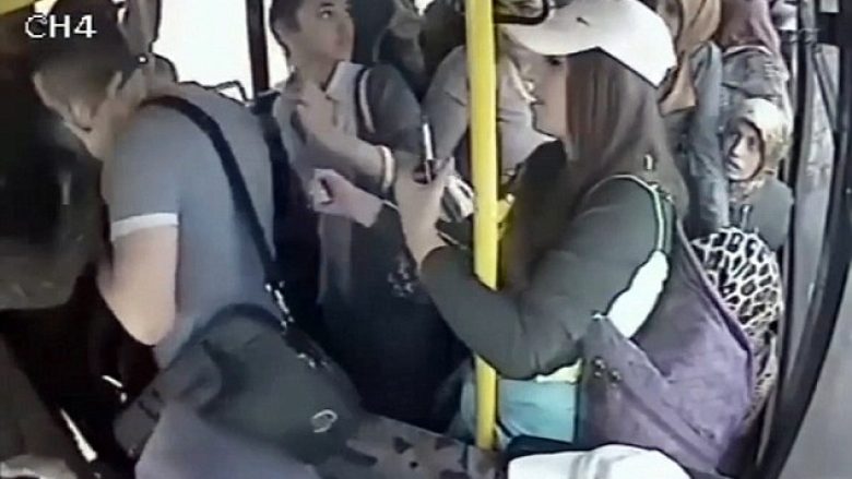 Ngacmon seksualisht gruan në autobus, por e pëson keq (Foto/Video)