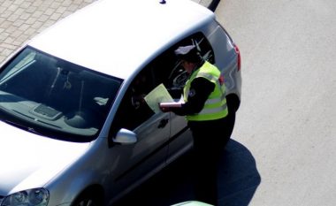Paradoksale, Policia dënon shoferët për mosrespektim të shenjës që nuk ekziston (Foto)