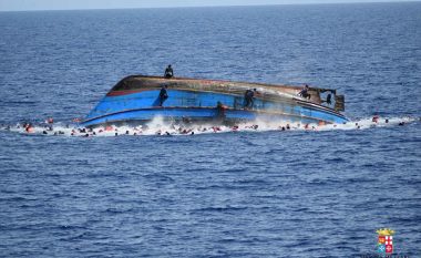 Barka me emigrantë fundoset në Detin Mesdhe, shtatë të vdekur (Foto)