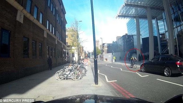 Ja pse gjithmonë duhet të jeni të vëmendshëm derisa ngisni biçikletën në rrugë (Video)