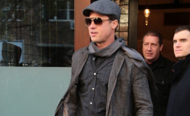 Sikur në filma: Brad Pitt shpëton një fanse (Video)