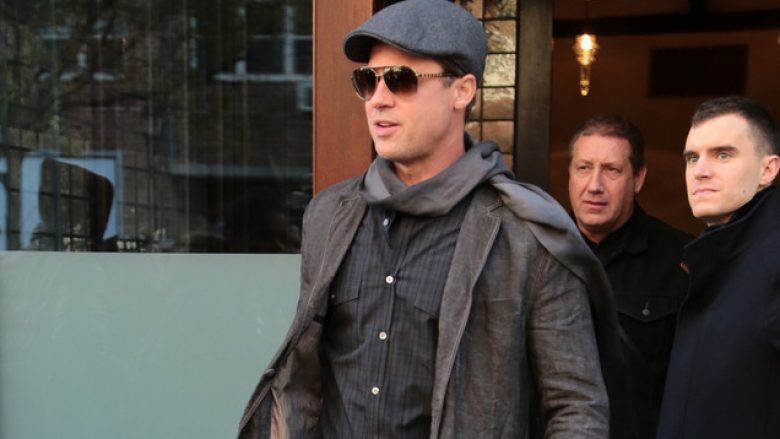 Sikur në filma: Brad Pitt shpëton një fanse (Video)