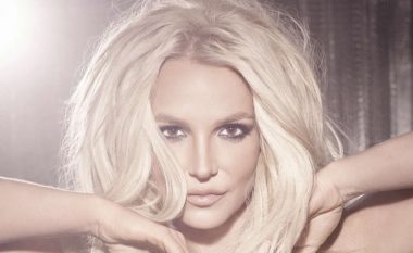 Britney Spears tregon linjat duke ushtruar jashtë palestrës (Video)