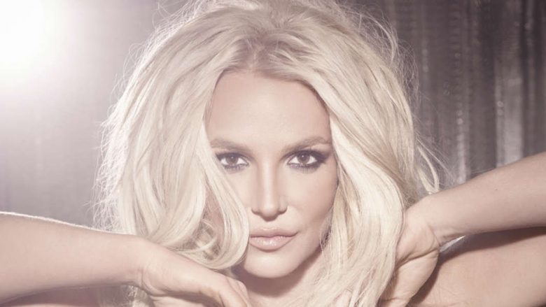 Britney Spears tregon linjat duke ushtruar jashtë palestrës (Video)
