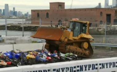 Policia e Nju Jorkut ndëshkon shoferët e vrazhdë, duke shkatërruar me buldozerë motoçikletat e konfiskuara (Video)