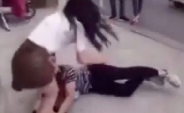 Momenti kur një burrë gjunjëzohet para të dashurës duke i kërkuar që të mos e braktis (Video)