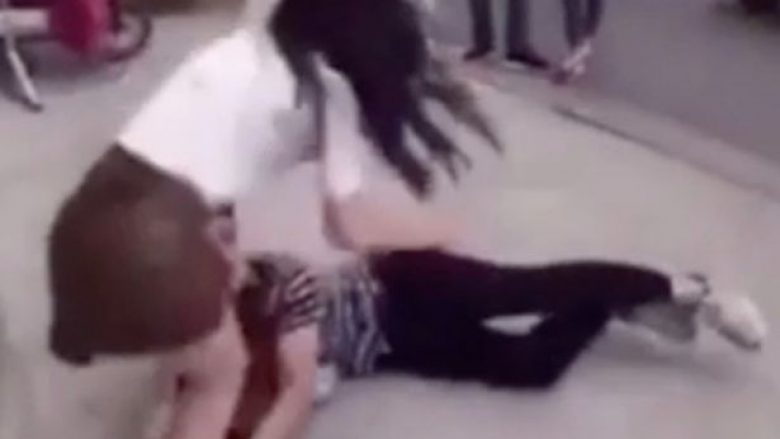 Momenti kur një burrë gjunjëzohet para të dashurës duke i kërkuar që të mos e braktis (Video)