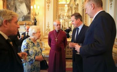 Mbretëresha dhe kryeministri Cameron do të dëshironin që kjo bisedë të mos regjistrohej nga kamerat (Video)