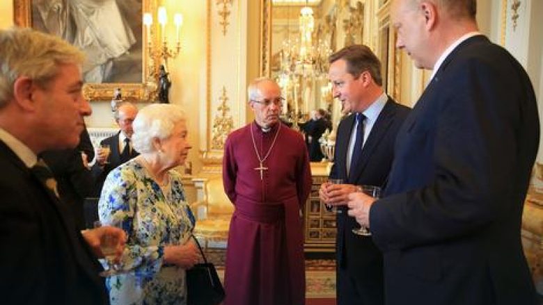 Mbretëresha dhe kryeministri Cameron do të dëshironin që kjo bisedë të mos regjistrohej nga kamerat (Video)