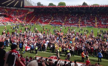 Middlesbrough rikthehet në Ligën Premier, tifozët pushtojnë fushën nga gëzimi (Video)