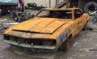Shitet Chevrolet Camaro, i djegur dhe i kthyer në metal skrapi (Foto)