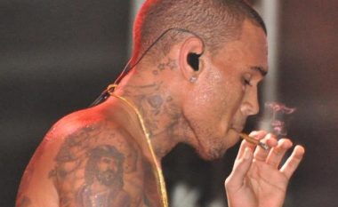 Chris Brown nxirret me forcë nga avioni, kapet duke tymosur (Video)