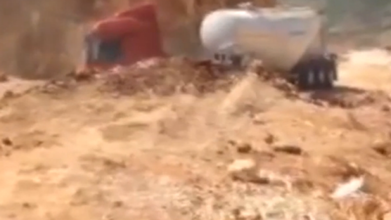 Gropa misterioze gëlltit kamionin-cisternë brenda pak sekondave (Foto/Video)