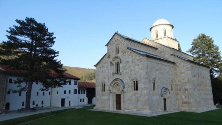 Lidhja e historianëve “Ali Hadri” reagon ndaj Stojanoviqit për Manastirin e Deçanit