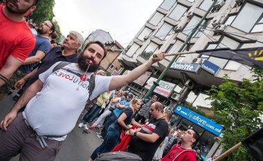 Aktivisti Damir Neziri sqaron përplasjen e tyre me disa kundër protestues (Facebook)