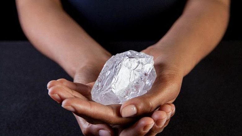 Çfarë mund të ndodh kur e vendosni diamantin nën presën hidraulike?