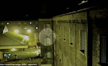 Momenti kur droni u dërgon drogë dhe telefona mobil të burgosurve në qelitë e tyre (Video)