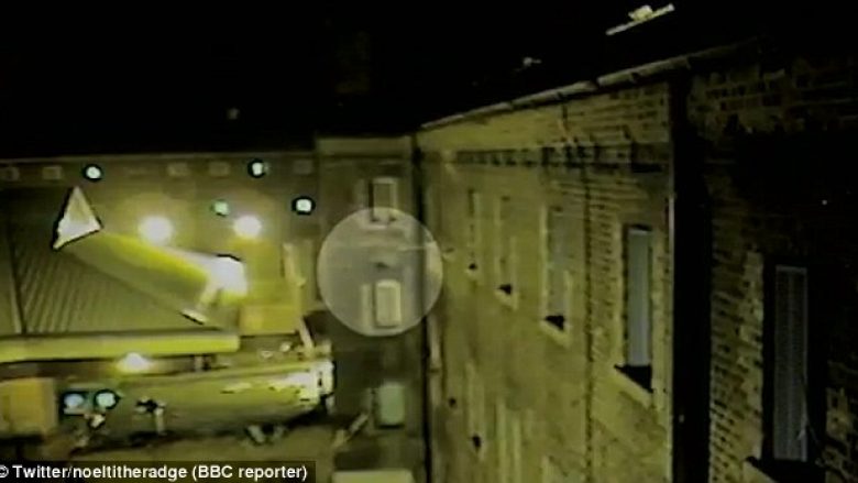 Momenti kur droni u dërgon drogë dhe telefona mobil të burgosurve në qelitë e tyre (Video)