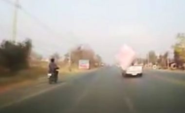 Ndodh edhe kjo: Motoçiklisti përplaset në tokë pasi dysheku i fluturoi mbi kokë (Video)