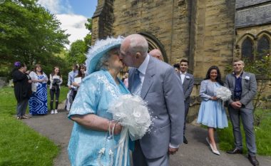 Edhe pse i kanë mbi 80 vjet, martohen pas 44 viteve romancë (Foto)